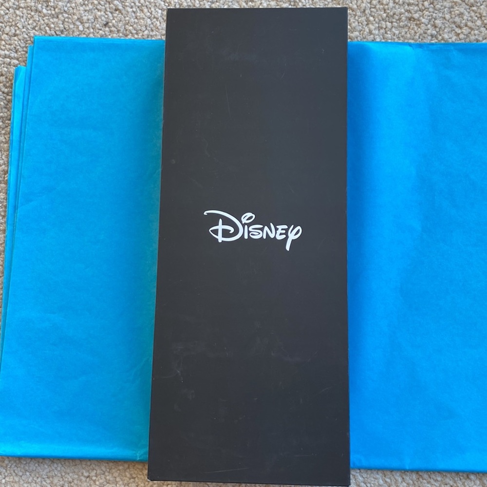 NEW Mickey Mouse Watch with 5 Different Color Watchbands. - Picture 7 of 7